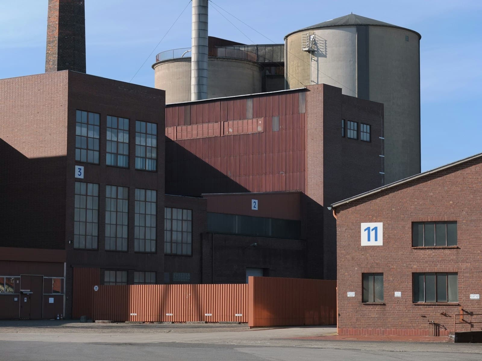 Naves industriales de ladrillo numeradas dentro de un mismo predio, el tipo de huella con varios edificios que obliga a registrar cada domicilio IMMEX