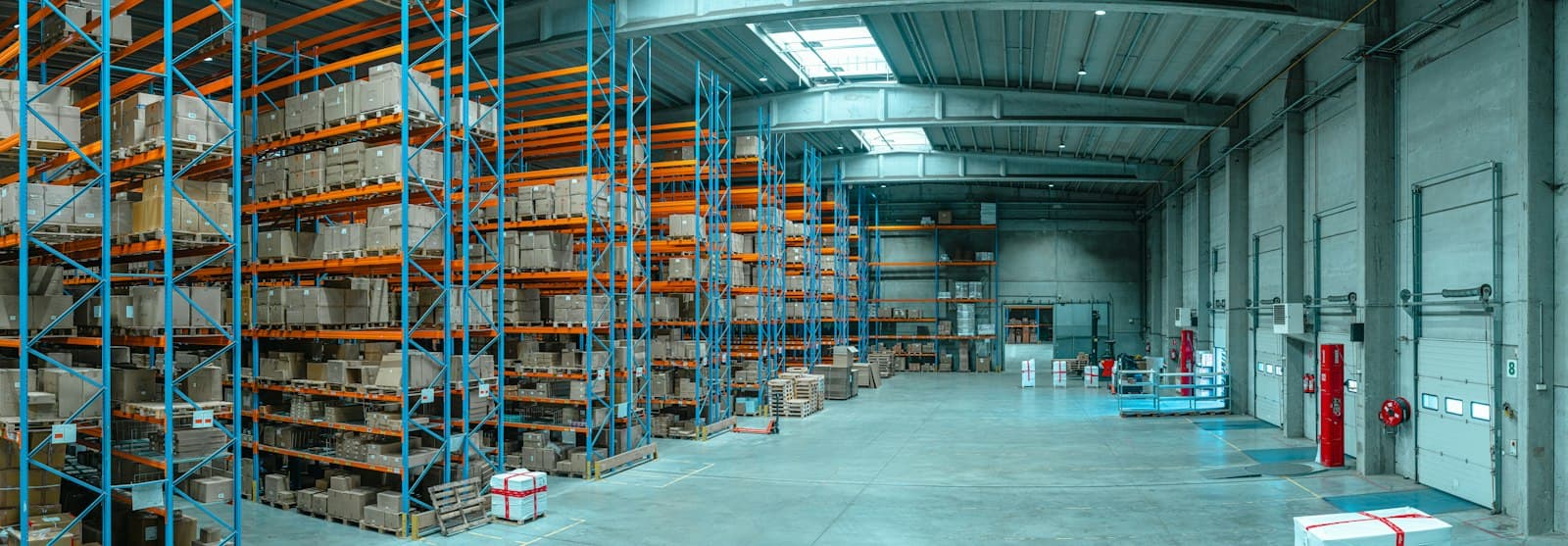 Racks con tarimas y andenes de carga en un almacén de manufactura, el tipo de inventario que una empresa IMMEX controla conforme al Anexo 24