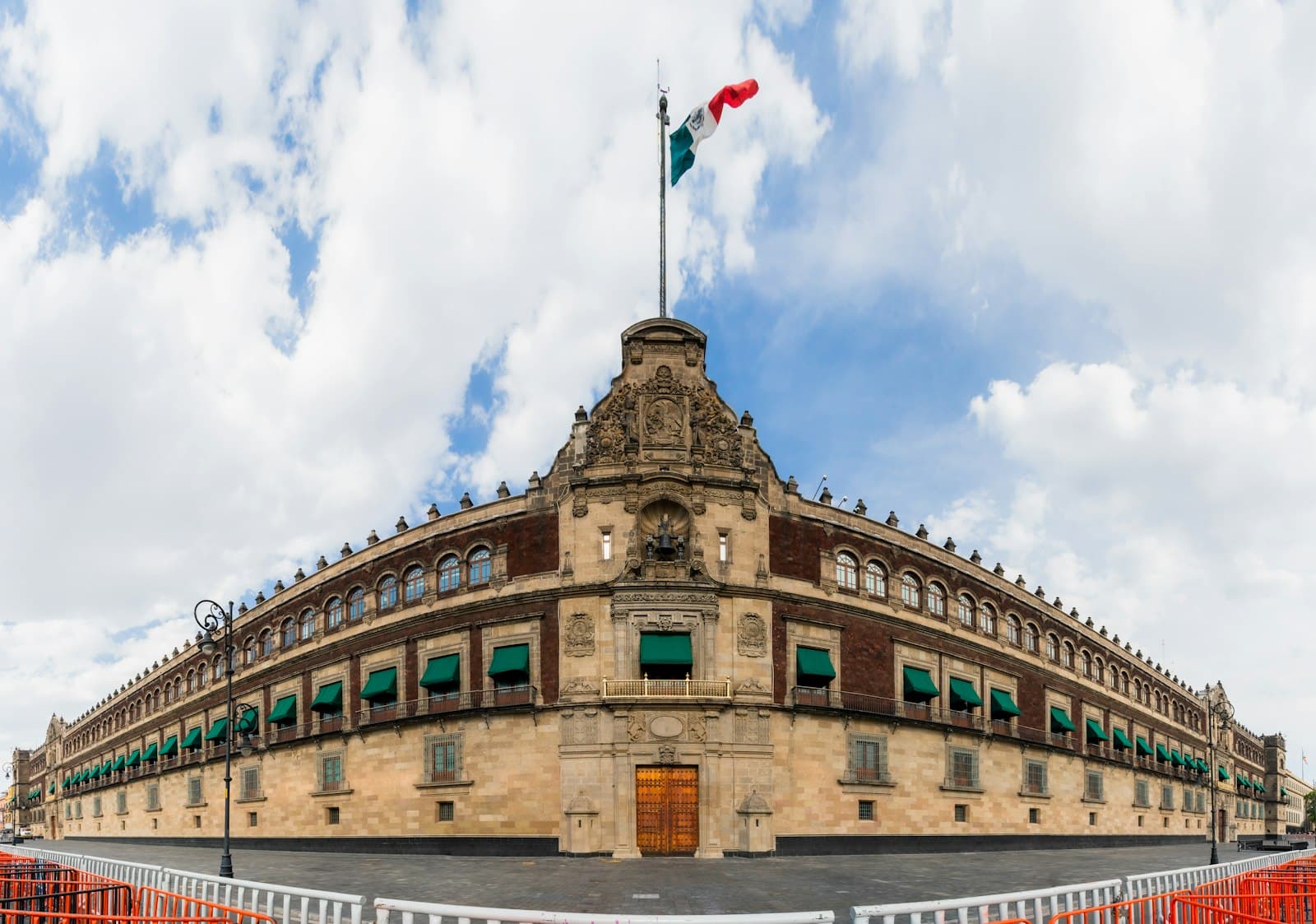 El Palacio Nacional en el centro histórico de la Ciudad de México, sede del ejecutivo federal, con la bandera nacional ondeando sobre la fachada de cantera