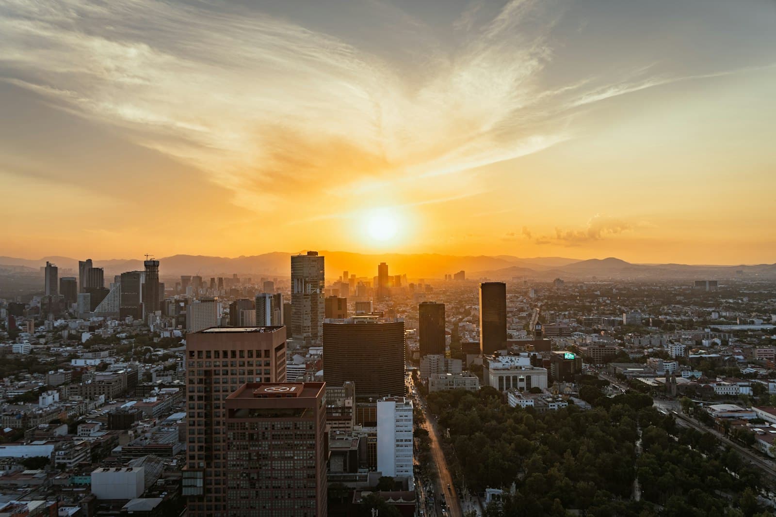 Vista aérea del horizonte de la Ciudad de México al atardecer, el corredor financiero donde una empresa construiría bajo un T-MEC que ahora corre hasta 2036