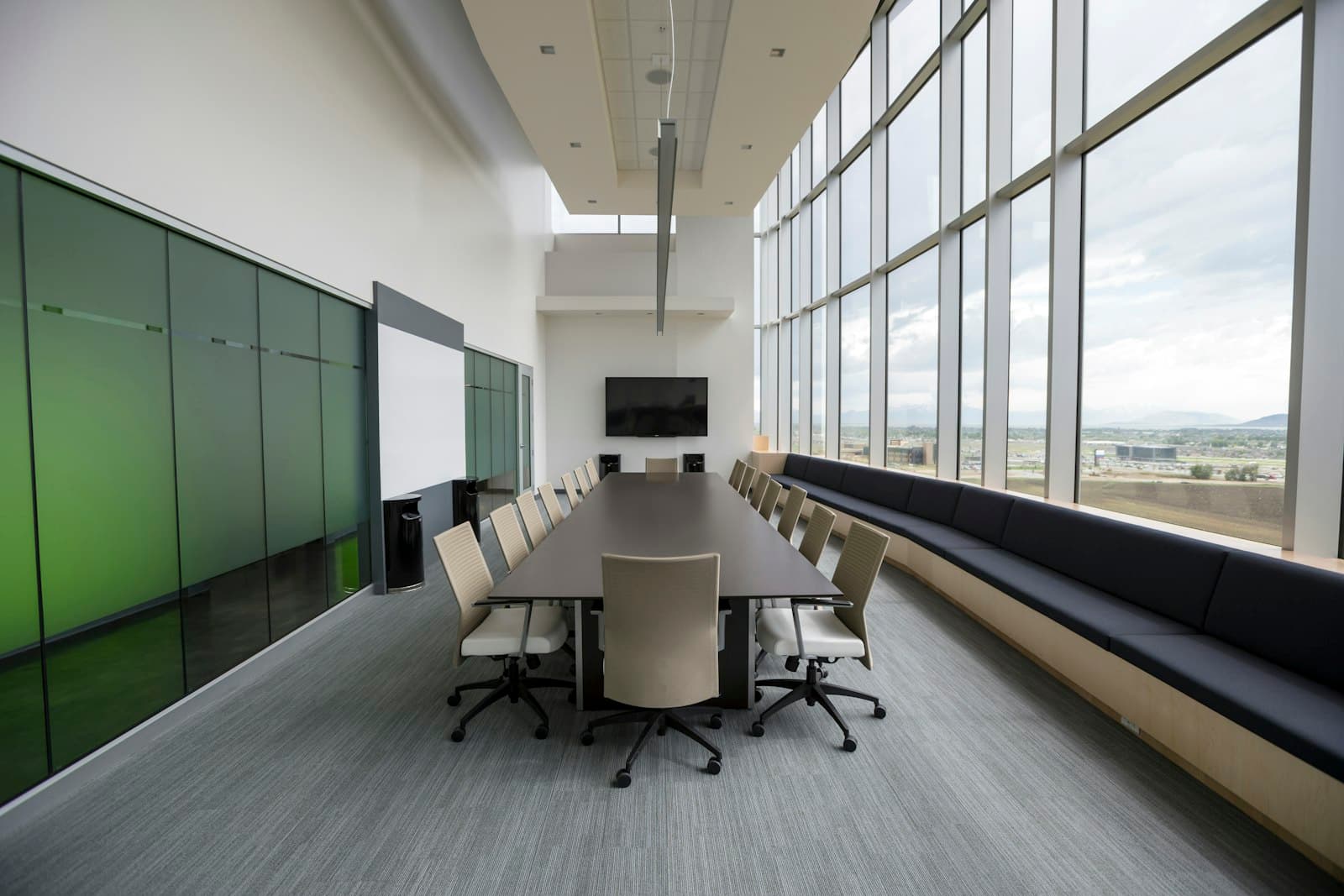 Empty institutional negotiation room with a long conference table, evoking the multilateral USMCA joint review among Mexico, the United States and Canada